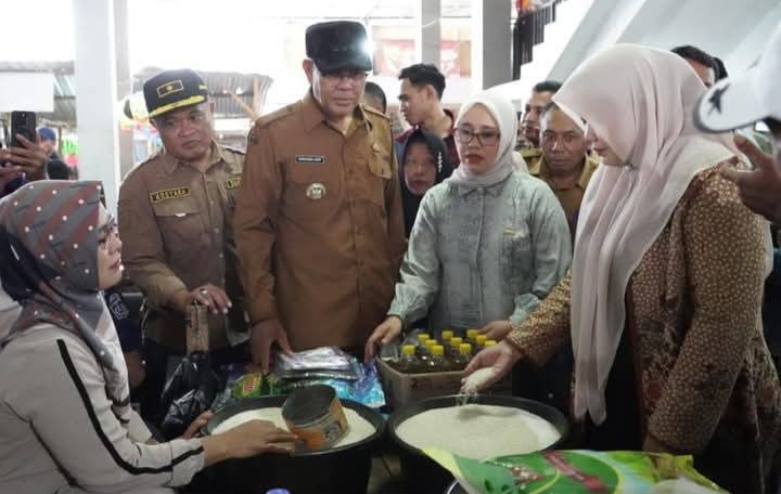 Pastikan Harga Sembako Terkendali di Bulan Ramadhan, Bupati H. Jarot Pantau Harga Sembako di Pasar Seketeng