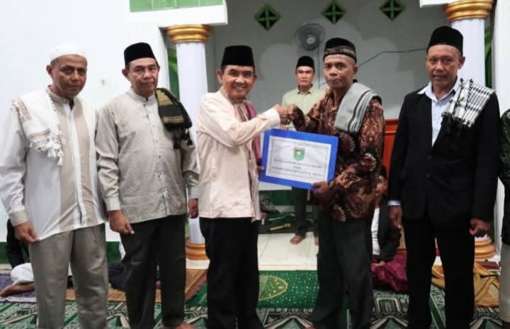 Serahkan Sejumlah Bantuan, Wabup H. Ansori Minta Masyarakat Jaga Kelestarian Lingkungan 