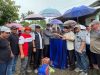 Gerak Cepat, Bupati H. Jarot Serahkan Bantuan untuk Korban Banjir di Desa Boak