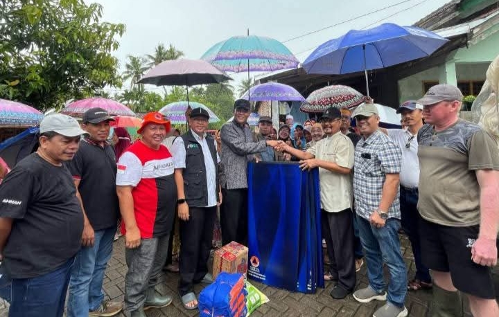 Gerak Cepat, Bupati H. Jarot Serahkan Bantuan untuk Korban Banjir di Desa Boak