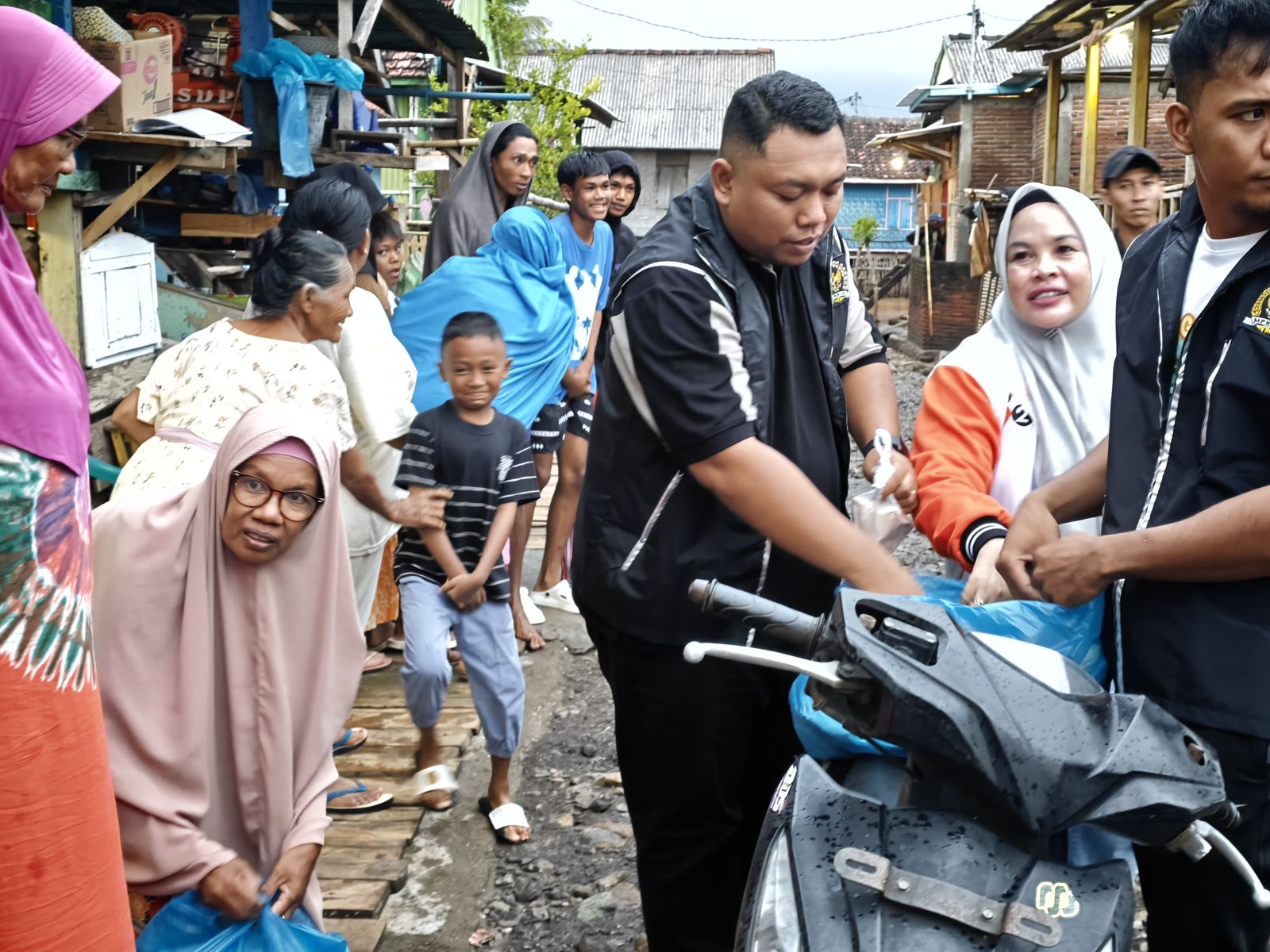 Johan Rosihan Salurkan Bantuan untuk Korban Banjir di Desa Labuhan Bontong