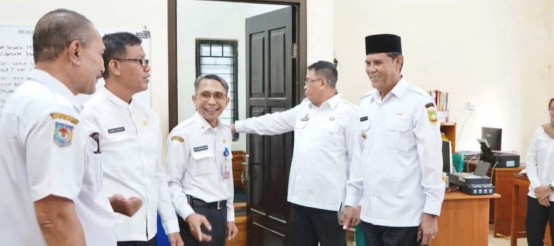 Pantau Hari Pertama Kerja, Bupati Sumbawa Tekankan Peningkatan Pelayanan Publik