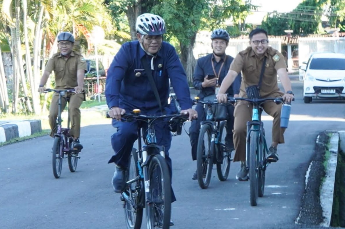 Hemat Energi, Bupati H. Jarot Ngantor Naik Sepeda dan Ajak ASN Hidup Sehat