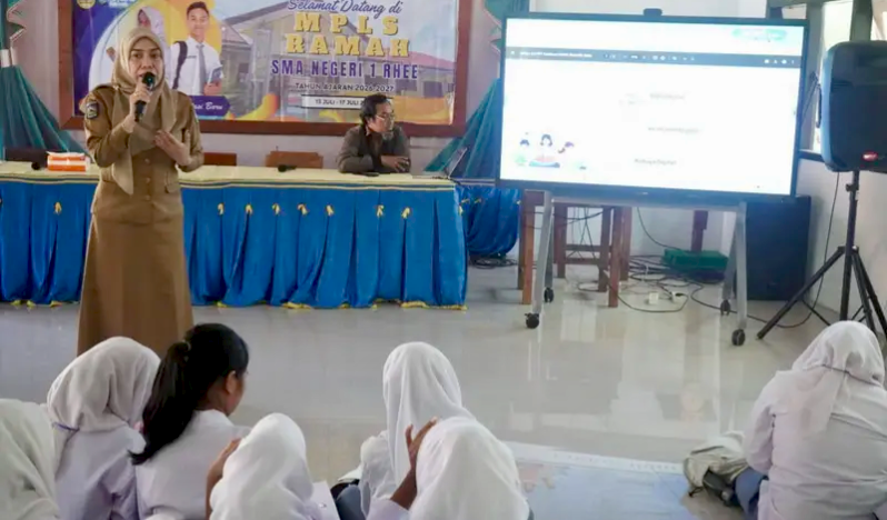 Berikan Edukasi di MPLS, Dinas Kominfotiksandi Sumbawa Ajak Siswa Bijak Bermedia Sosial