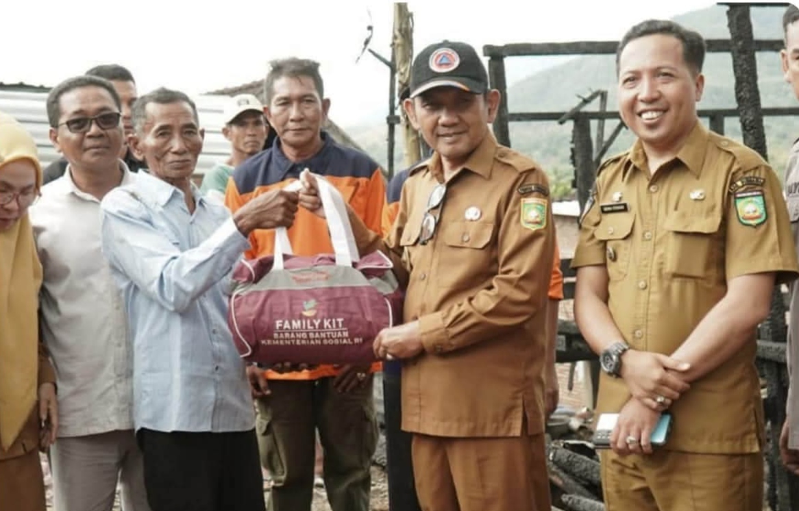 Tinjau Lokasi Kebakaran di Moyo Hulu, Wabup H. Ansori Serahkan Bantuan