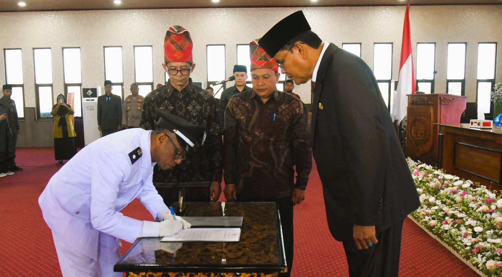 Bupati Lantik Kades Antar Waktu Desa Pungkit Periode 2020-2028