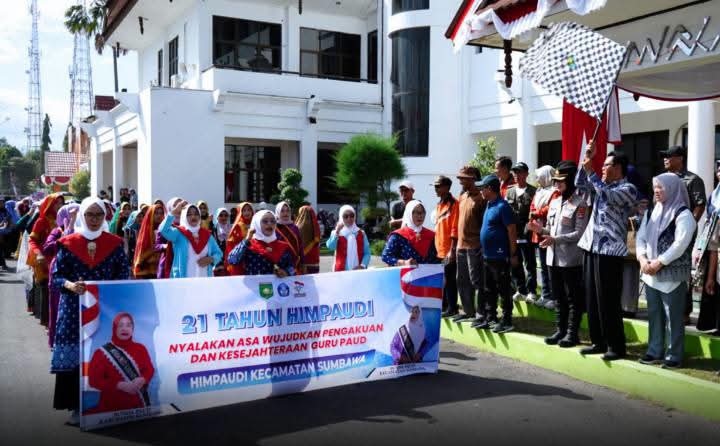 Lepas Pawai Budaya, Bupati Tegaskan Komitmen Sejahterakan Guru PAUD