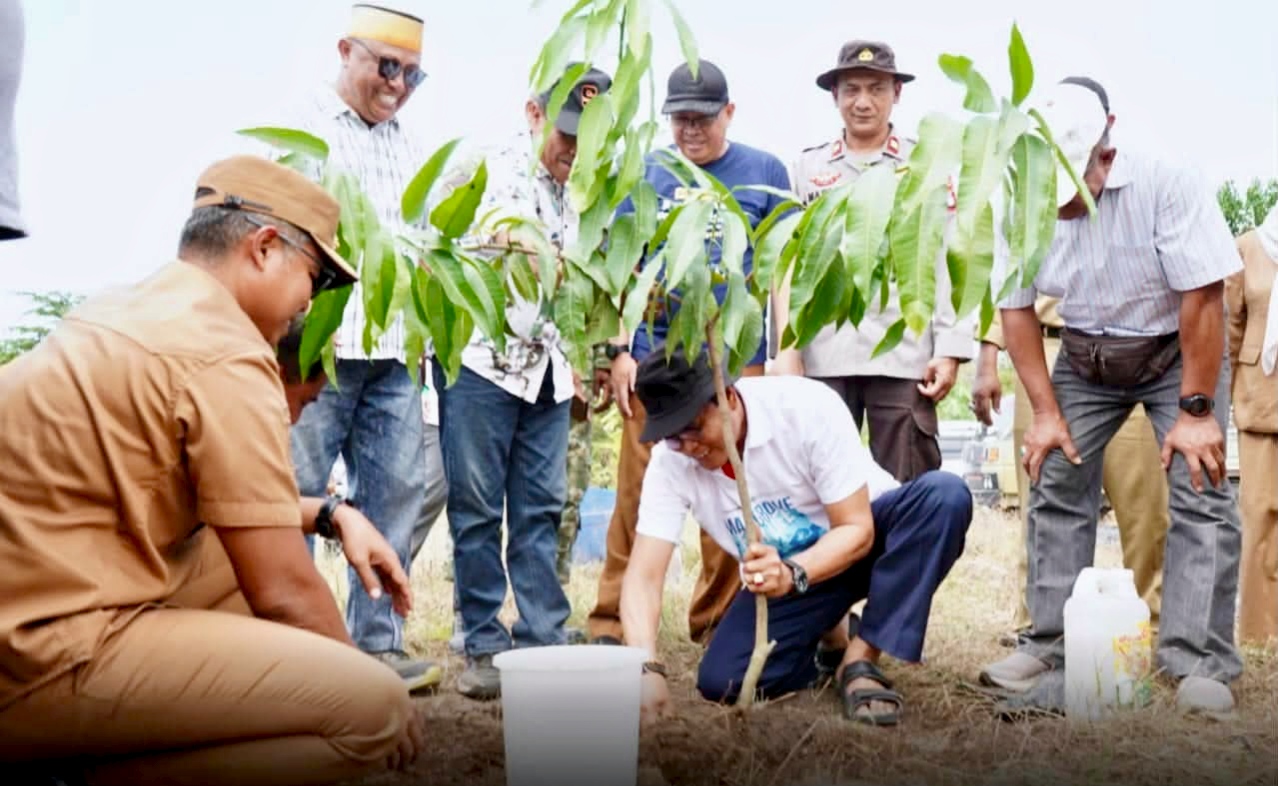 Bupati H. Jarot Ajak Ubah Lahan Pesisir Jadi Kebun Kelapa Produktif
